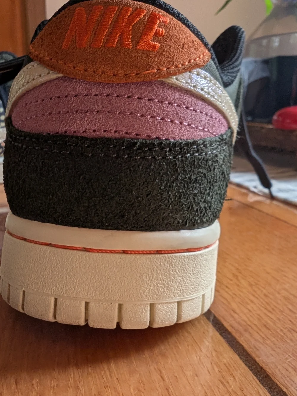 FN7523-300 belongs to the Nike Dunk Low SE 